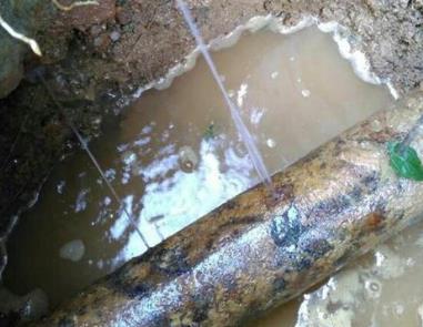 巫山楼顶渗水维修公司分享下地暖漏水的原因及检测方法。